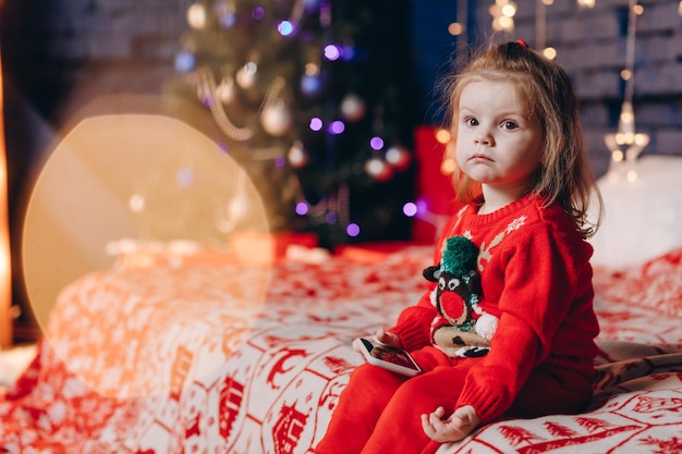 Una bambina che aspetta un miracolo di Natale