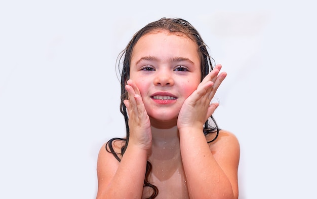 Una bambina che fa il bagno da sola