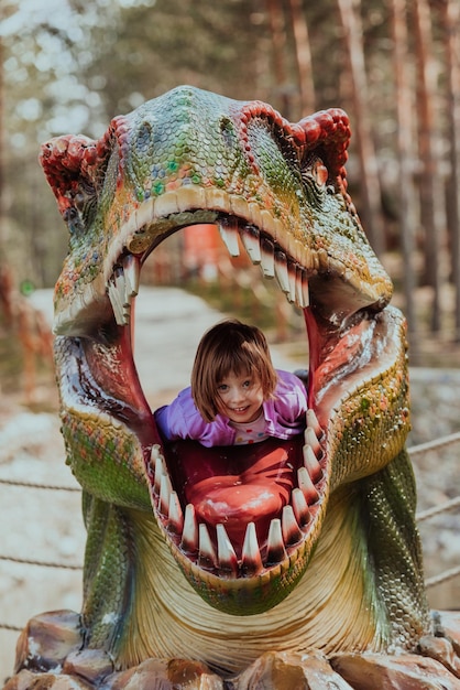 Una bambina che gioca nel parco. Il concetto di socializzazione familiare nel parco. Una ragazza oscilla su un'altalena, gioca a giochi creativi.