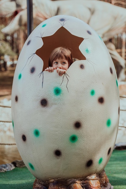 Una bambina che gioca nel parco. Il concetto di socializzazione familiare nel parco. Una ragazza oscilla su un'altalena, gioca a giochi creativi.