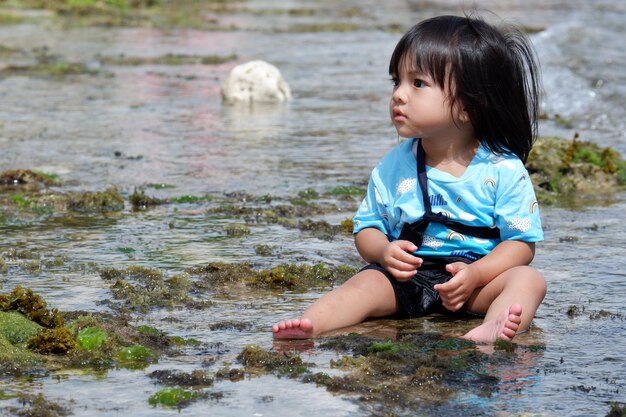 Una bambina che gioca sulla spiaggia