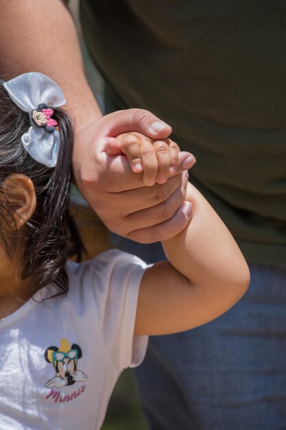 una bambina con un fiore sui capelli