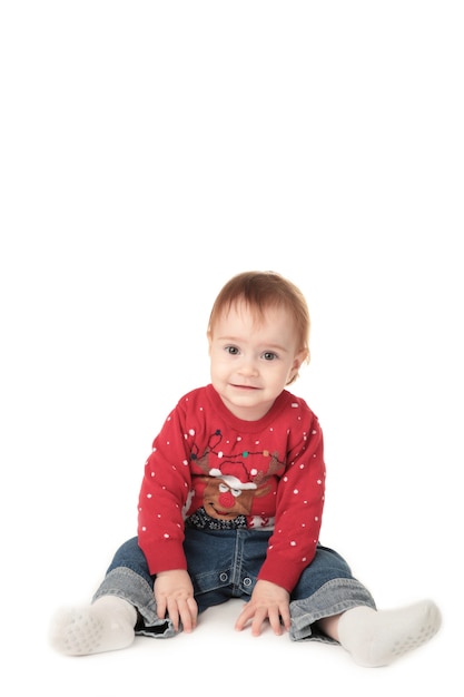 Una bambina con un maglione rosso