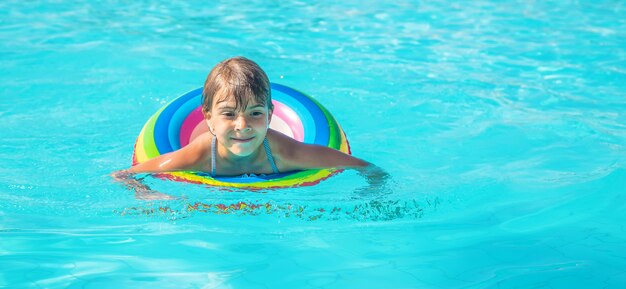 Una bambina di nuoto in piscina