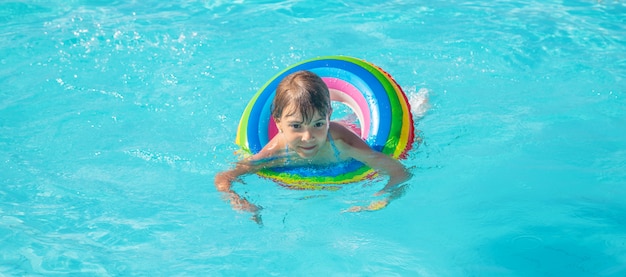 Una bambina di nuoto in piscina