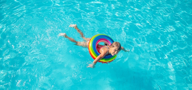 Una bambina di nuoto in piscina