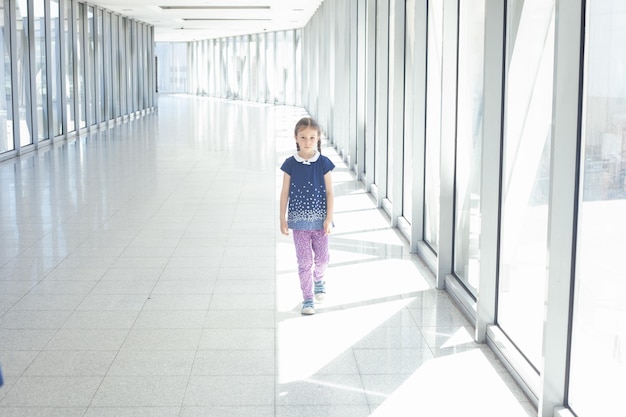 Una bambina di sei anni cammina su un passaggio luminoso