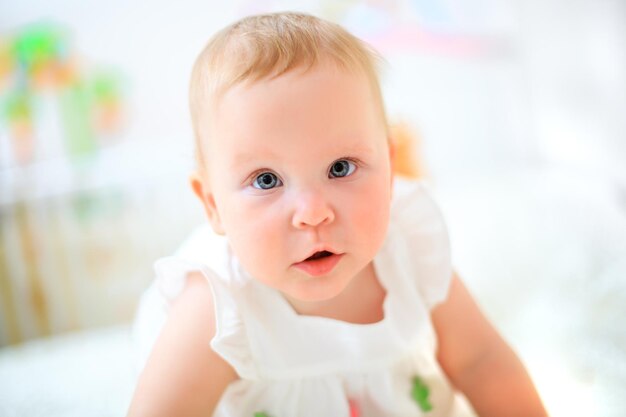 una bambina di un anno su uno sfondo chiaro