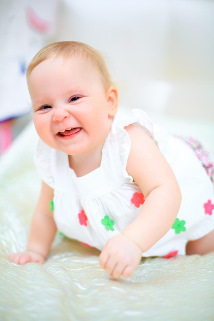 una bambina di un anno su uno sfondo chiaro