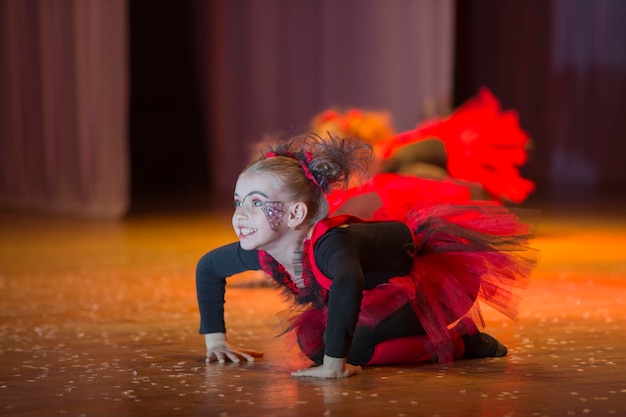 Una bambina esegue un numero di balloBambina che balla