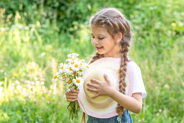 Una bambina guarda un mazzo di fiori