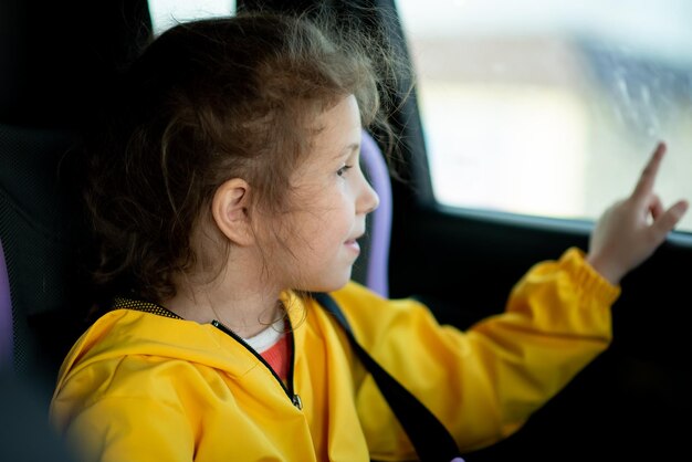 Una bambina in macchina. Viaggio. Viaggio.