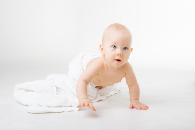 Una bambina in un pannolino striscia isolata su uno sfondo bianco