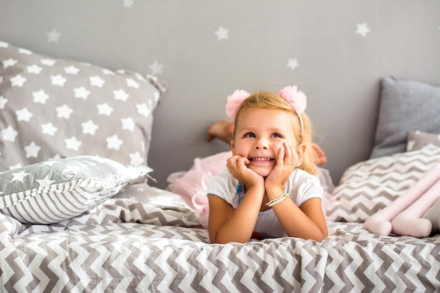 Una bambina in una culla sta sorridendo