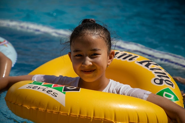una bambina in una piscina in vacanza