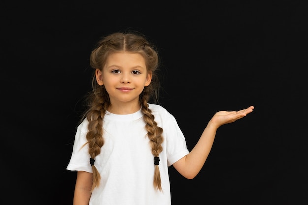 Una bambina indica il tuo annuncio.