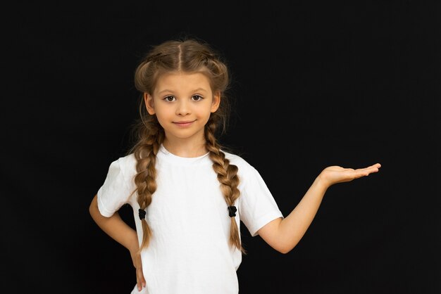 Una bambina indica il tuo annuncio.