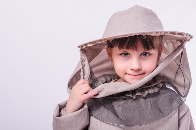 Una bambina indossa in abito da ape in studio sfondo bianco.