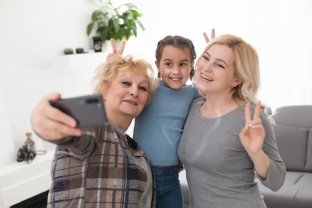 Una bambina, madre e nonna a casa.