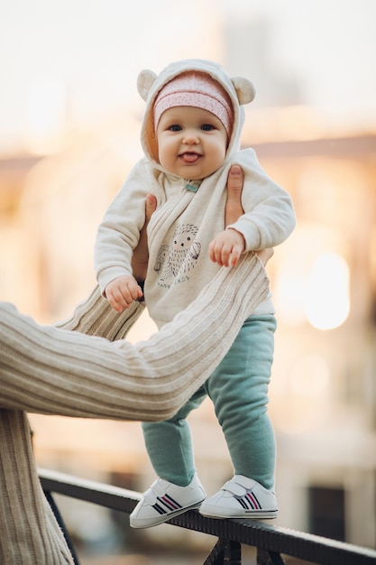 Una bambina nel parco autunnale sorride trascorre del tempo Bellissimo sfondo autunnale
