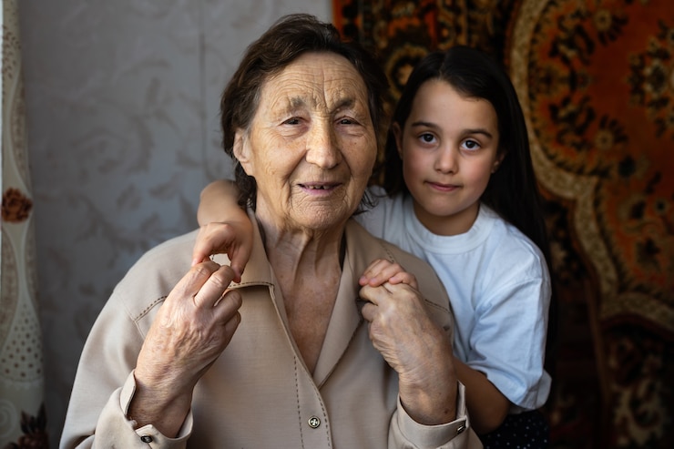 Foto una bambina ride con la bisnonna
