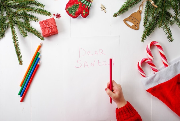 Una bambina scrive una lettera a Babbo Natale