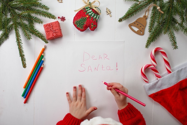 Una bambina scrive una lettera a Babbo Natale