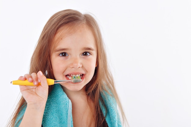 Una bambina si lava i denti