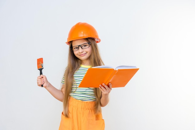 Una bambina sta pianificando una ristrutturazione imminente nell'appartamento. Riqualificazione e ristrutturazione dei locali.