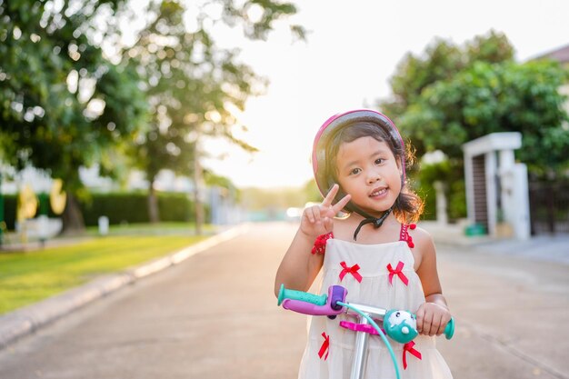 Una bambina su uno scooter con la scritta bike sul davanti