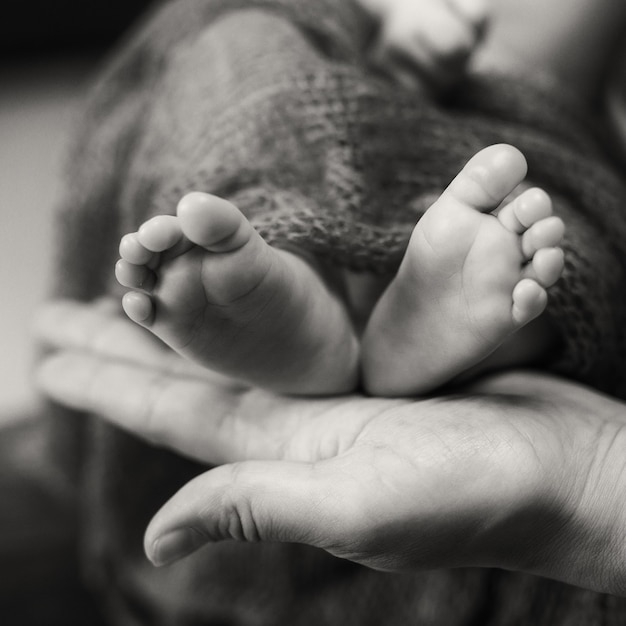 Una bambina tra le braccia di sua madre