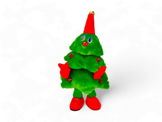 Una bambola verde dell'albero di Natale con un cappello rosso su di essa isolato su bianco