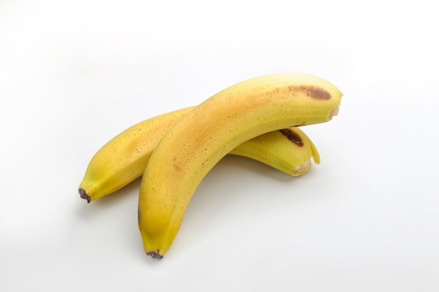 Una banana è seduta su uno sfondo bianco.