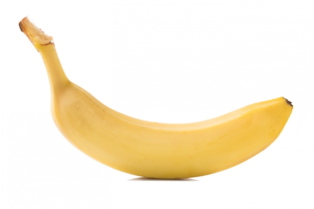 Una banana gialla fresca isolata su bianco.