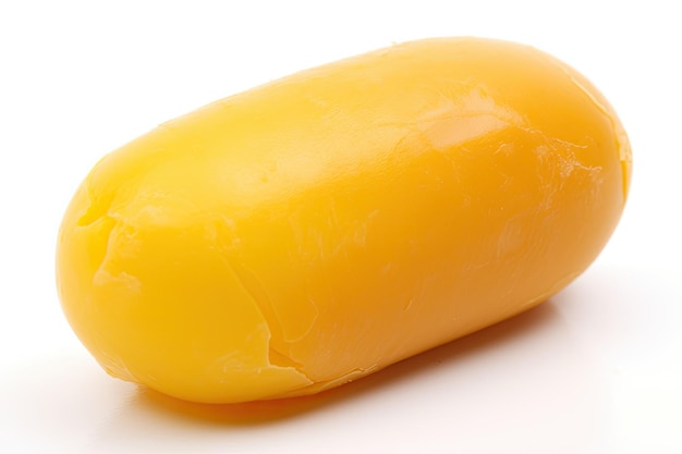 Una banana gialla su sfondo bianco