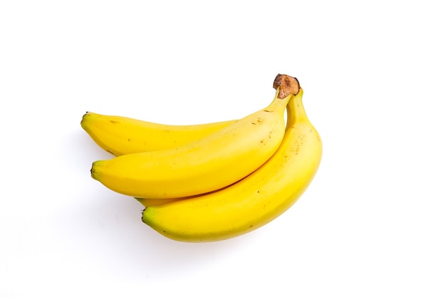 Una banana matura gialla brillante isolata da un bianco