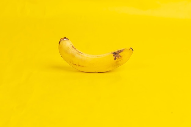 una banana su sfondo giallo