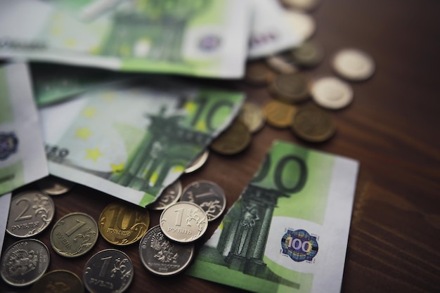 Una banconota europea del valore di 100 euro Il concetto di risparmio di investimenti finanziari e denaro Sfondo di denaro Cambio valuta Crisi economica Rublo euro contante