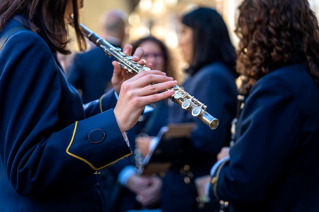 Una band di strumenti a fiato che fa musica per strada