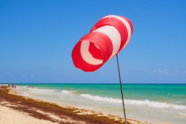 Una banderuola nel vento su una spiaggia tropicale