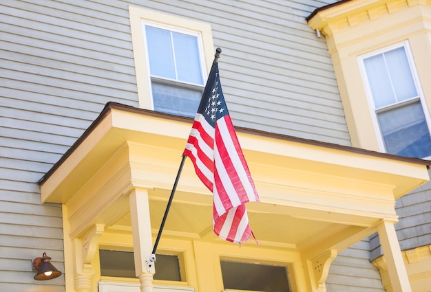 Una bandiera su un palo fuori da una casa