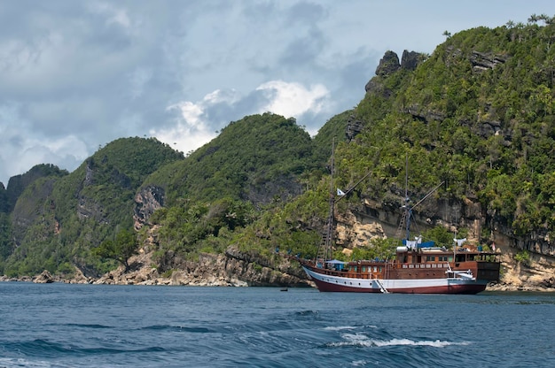 Una barca a vela a Raja Ampat Papua