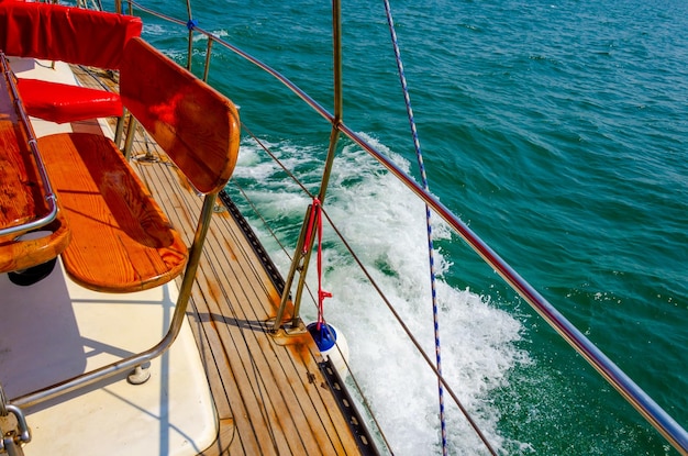 Una barca con una barca a vela in acqua