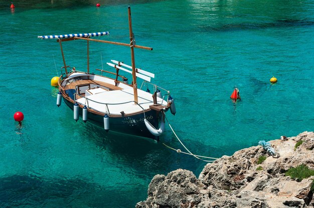 Una barca da pesca è ormeggiata in una baia a Minorca Isole Baleari