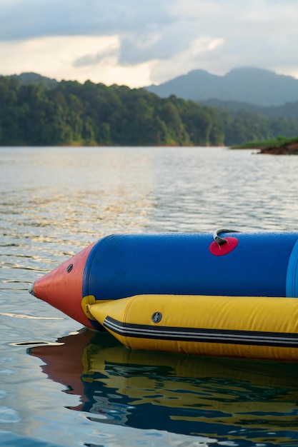 Una barca di banane ormeggiata su un lago in Kenya, Malesia