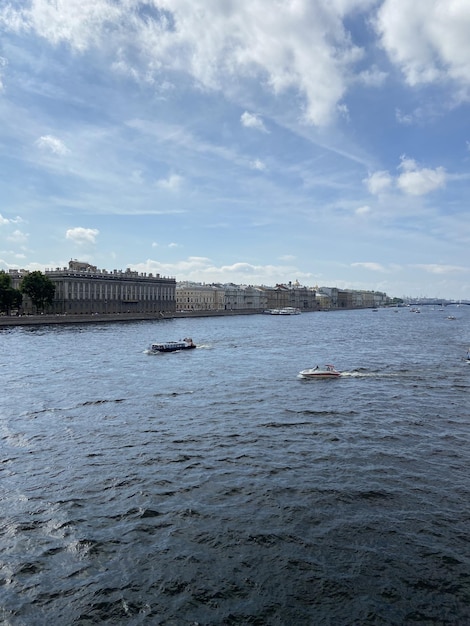 Una barca è in acqua vicino a un edificio.