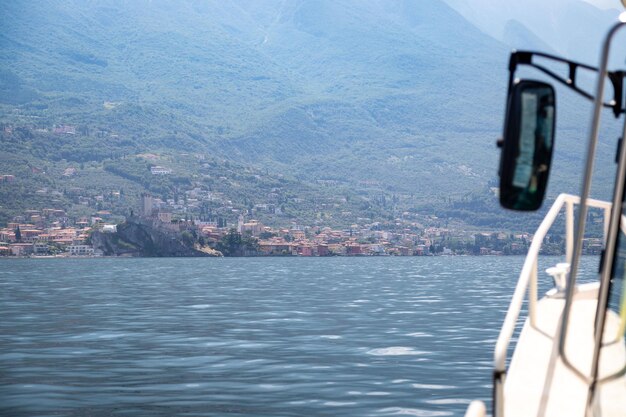 Una barca è in acqua