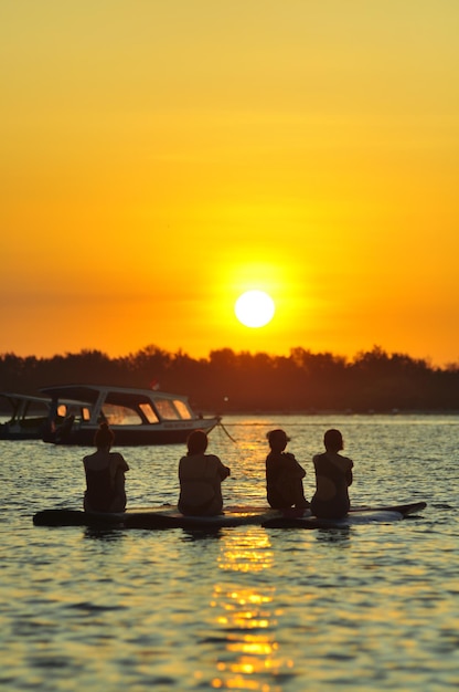 Una barca è in acqua