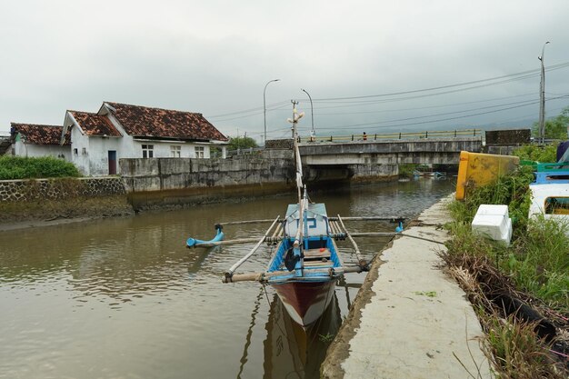 Una barca in un fiume con un ponte sullo sfondo