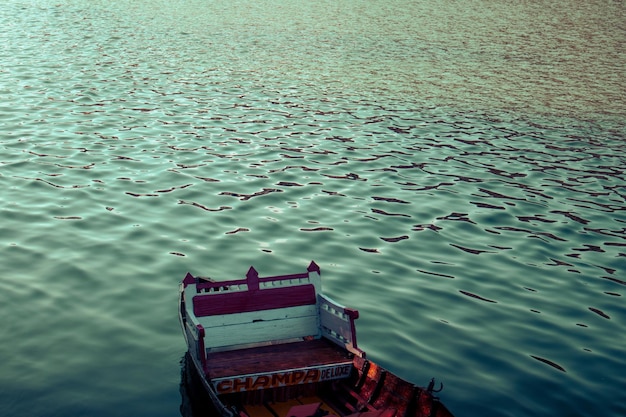 una barca in un lago